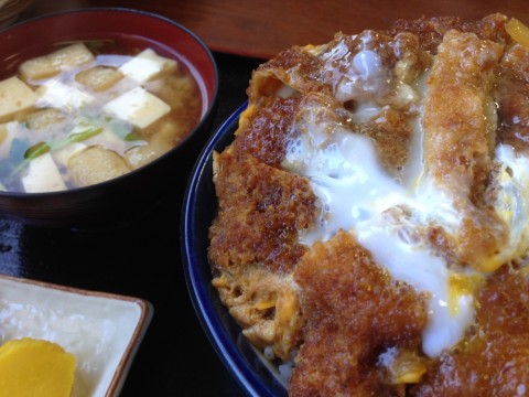 有名なカツ丼は、普通でも超大盛り！