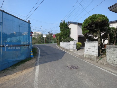 東口からあきた病院、緑ヶ丘団地方面